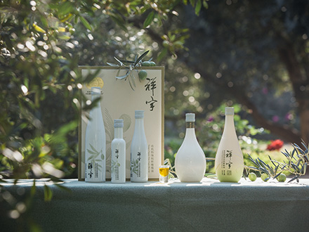 祥宇特級(jí)初榨橄欖油，純手工采摘、精選優(yōu)質(zhì)油橄欖鮮果，用意大利貝亞雷斯全自動(dòng)設(shè)備物理冷榨工藝，在鮮果采摘后8小時(shí)內(nèi)限時(shí)鮮榨而成。